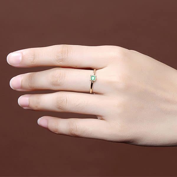 Tiaria 9K Glittering Emerald Ring 4